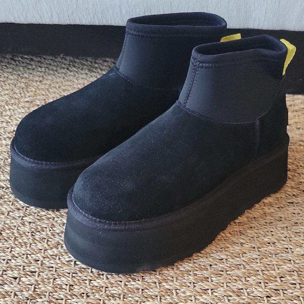 UGG Black Classic Mini Dipper Suede Boot. Womens Size 6. 1168170